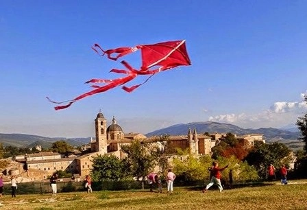 Il Ducato: Urbino, il clima e la voglia di far volare gli aquiloni Ducato - Urbino - aquiloni