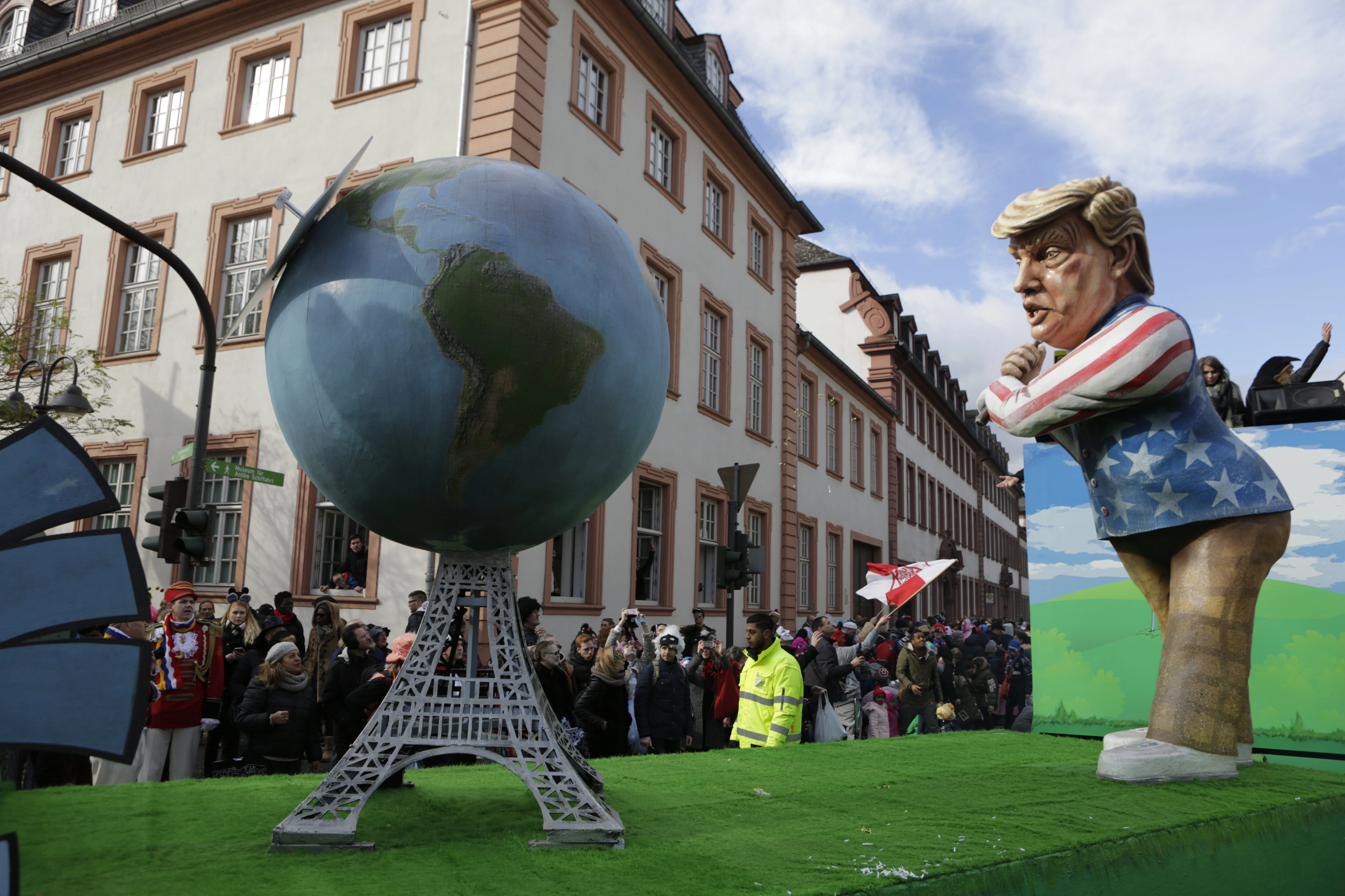 Germany: Rose Monday Carnival Parade Accordo di Parigi - Trump