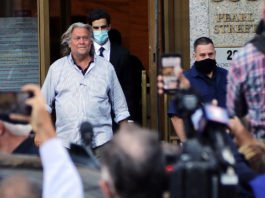 Usa - Bannon - Trump - arresto - frode - muro