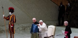 220407 Ucraina - Papa - bandiera - Bucha