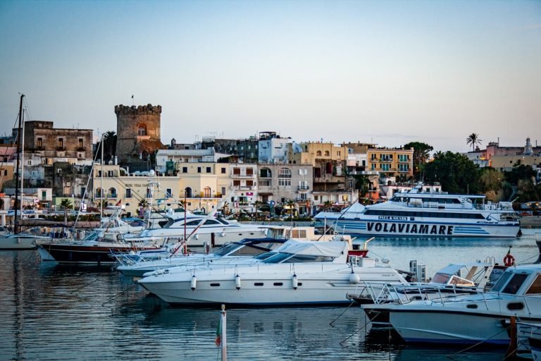 Il Settimanale 2022 2 – Ucraina, l’estate di Ischia senza i ricconi russi Il Settimanale 2022 2 – Ucraina, l’estate di Ischia senza i ricconi russi