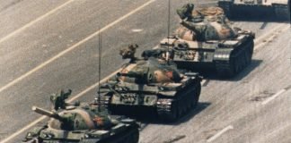 Piazza Tienanmen: 34 anni anni fa, l’orrore del massacro. il coraggio d’un ragazzo 230604 Cina - anniversario - piazza Tienanmen - Rivoltoso solitario