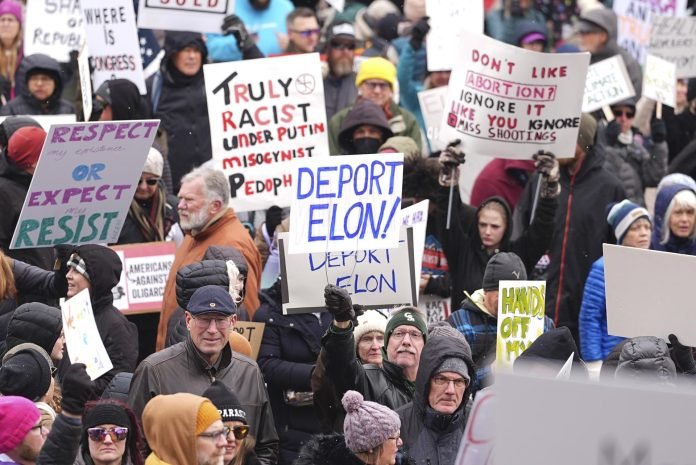 AP Photo David Zalubowski 250221 - Trump 2 - proteste - licenziamenti