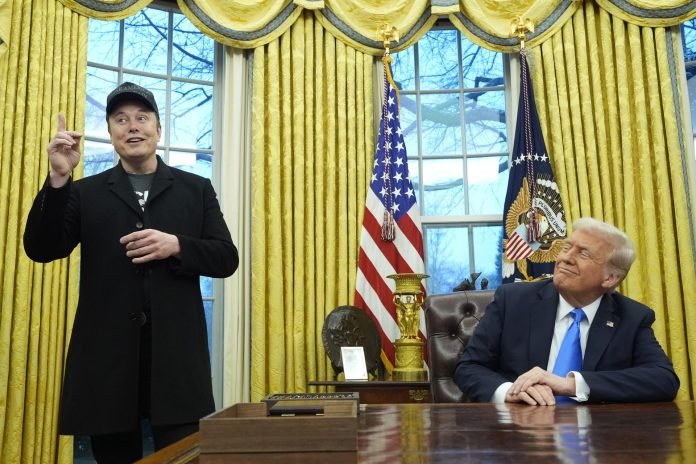 Elon Musk speaks during an event in the Oval Office with President Donald Trump on Tuesday Photo Alex Brandon 250214 - Trump 2 - Musk - Trump - Studio Ovale