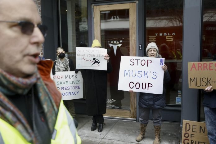 People protesting outside a Tesla showroom in Seattle on Thursday AP Photo Manuel Valdes 250217 - Trump 2 - Musk - proteste
