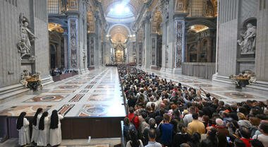 Salma papa Francesco in San Pietro per ostensione, in fila 100 mila persone 250424 - Funerali Papa Francesco - omaggio a salma esposta in Sasn Pietro