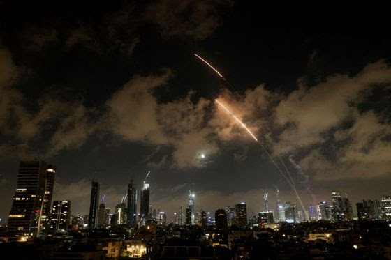 sraeli air defense systems fire to intercept missiles during an Iranian attack over Tel Aviv early Wednesday (Reuters) 250618 - G7 - Israele - Iran