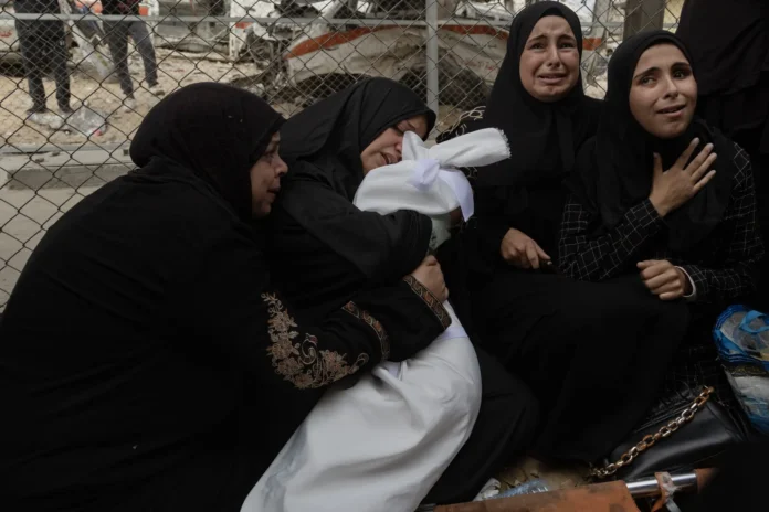 Dr. Dania Al-Deeb embraced the body of her 4-year-old daughter in Khan Younis, Gaza, on Wednesday. She said their home had been bombed.Credit...Saher Alghorra for The New York Times 251028 - Trump - Gaza - guerra