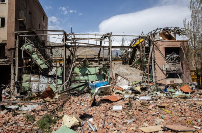 Iran rovine Arash Khamooshi for The New York Times 260406 - Iran- guerra rovine