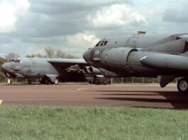 261005 - guerre - base aerea Gbr Fairford - B52