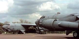 261005 - guerre - base aerea Gbr Fairford - B52