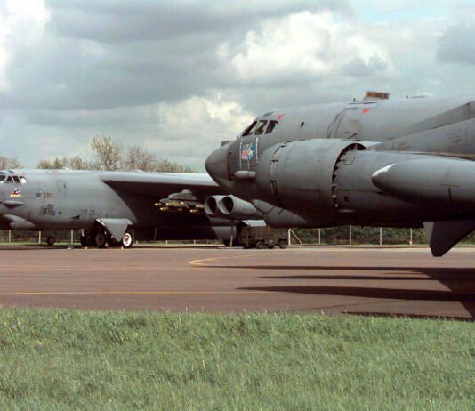 Guerre, punto: Usa ritira B-1 da Gbr, truppe da Iraq; Ucraina, ponti Kiev colpiti 261005 - guerre - base aerea Gbr Fairford - B52