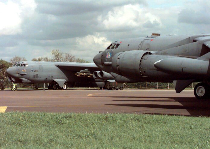 261005 - guerre - base aerea Gbr Fairford - B52